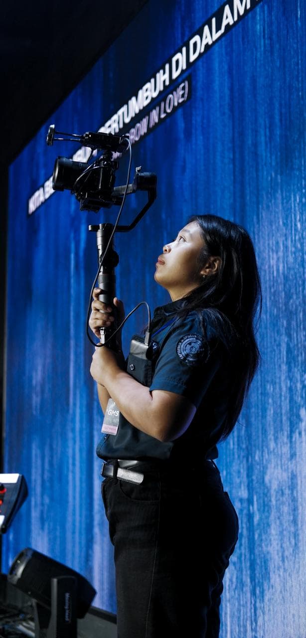 Lovia mengoperasikan 3-axis motorized gimbal stabilizer di panggung GMS Pakuwon Mall Jogja